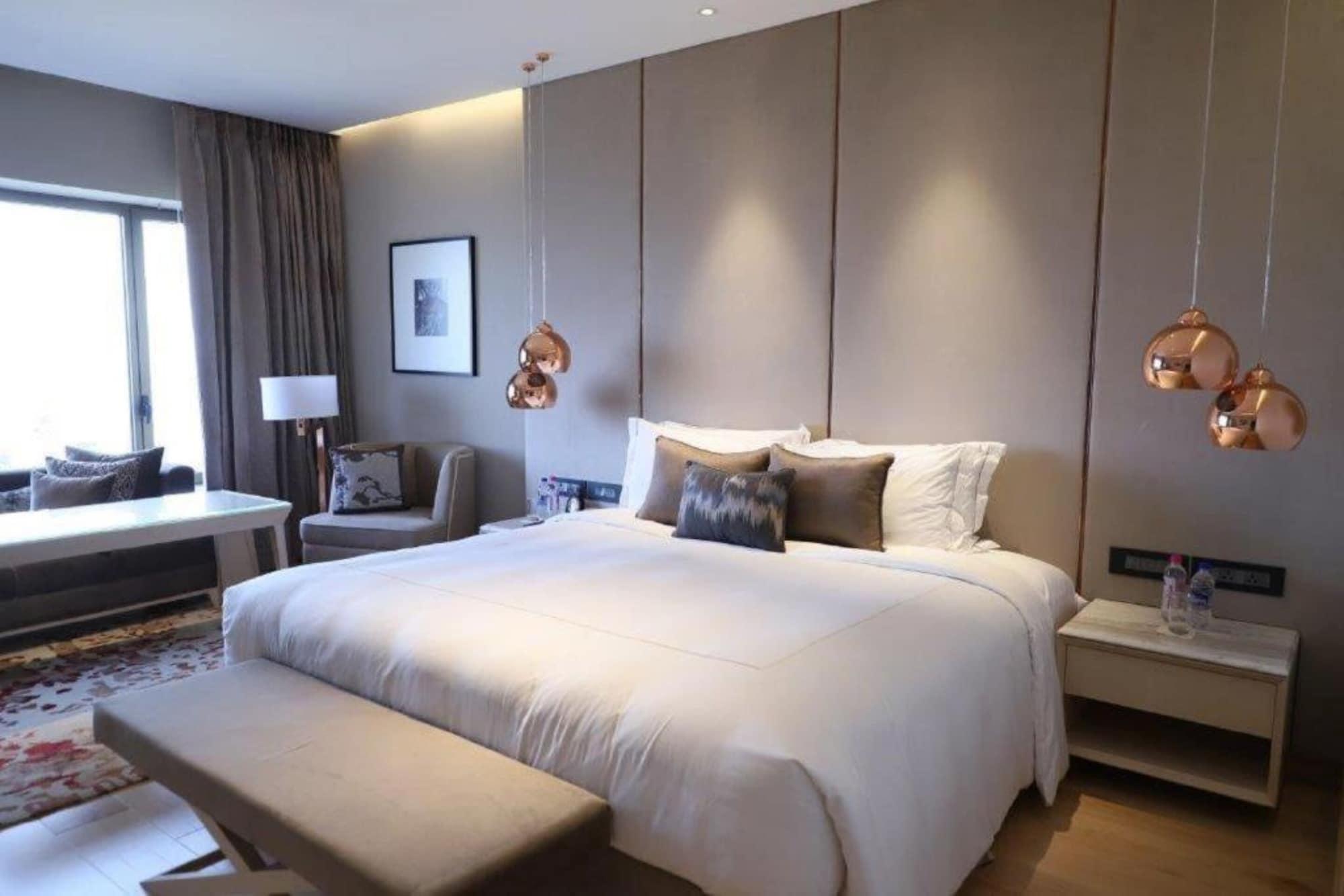 Hotel Taj Lands End Bombay Exterior foto A bedroom at the hotel