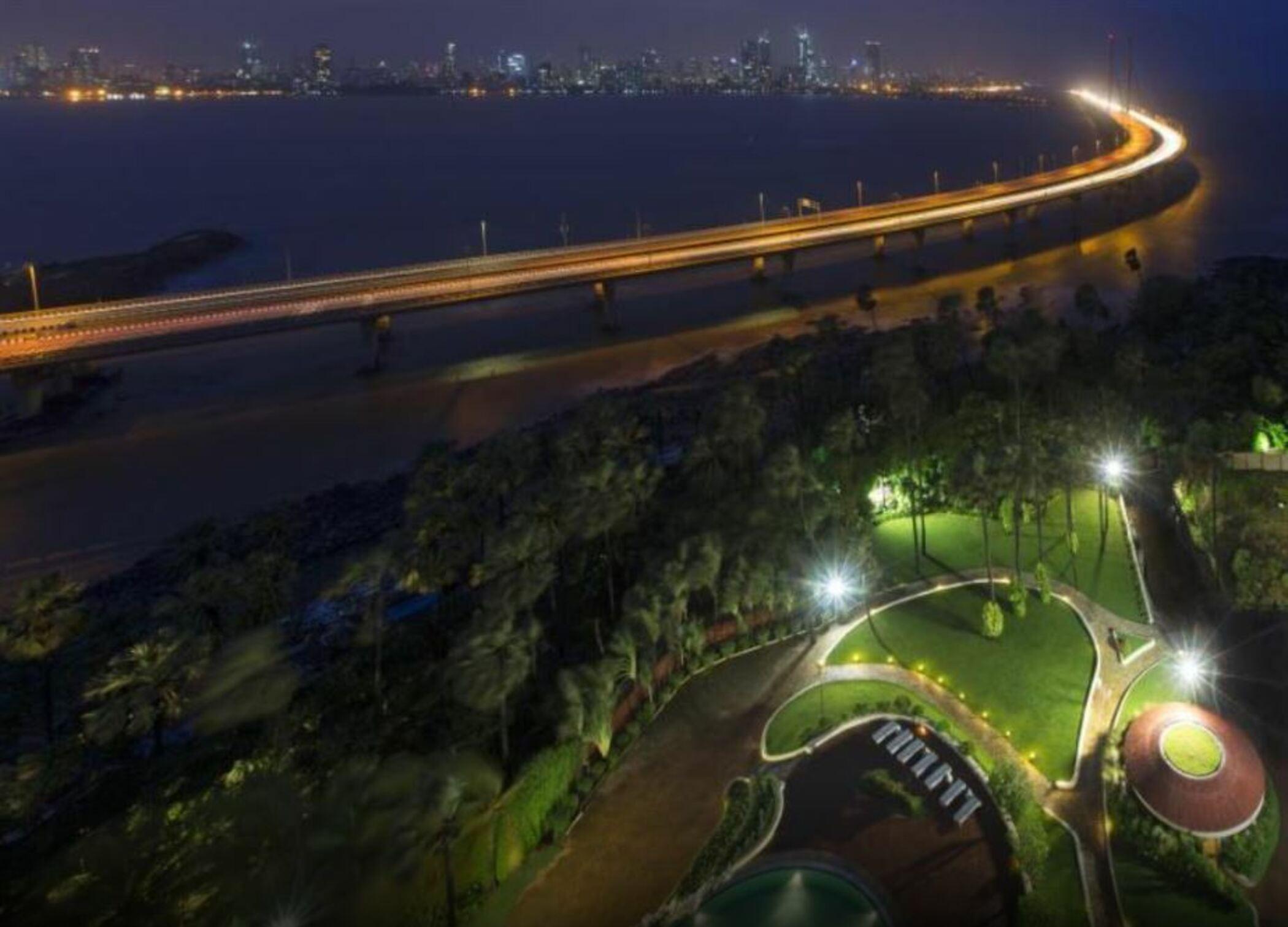 Hotel Taj Lands End Bombay Exterior foto Aerial view of the bridge at night