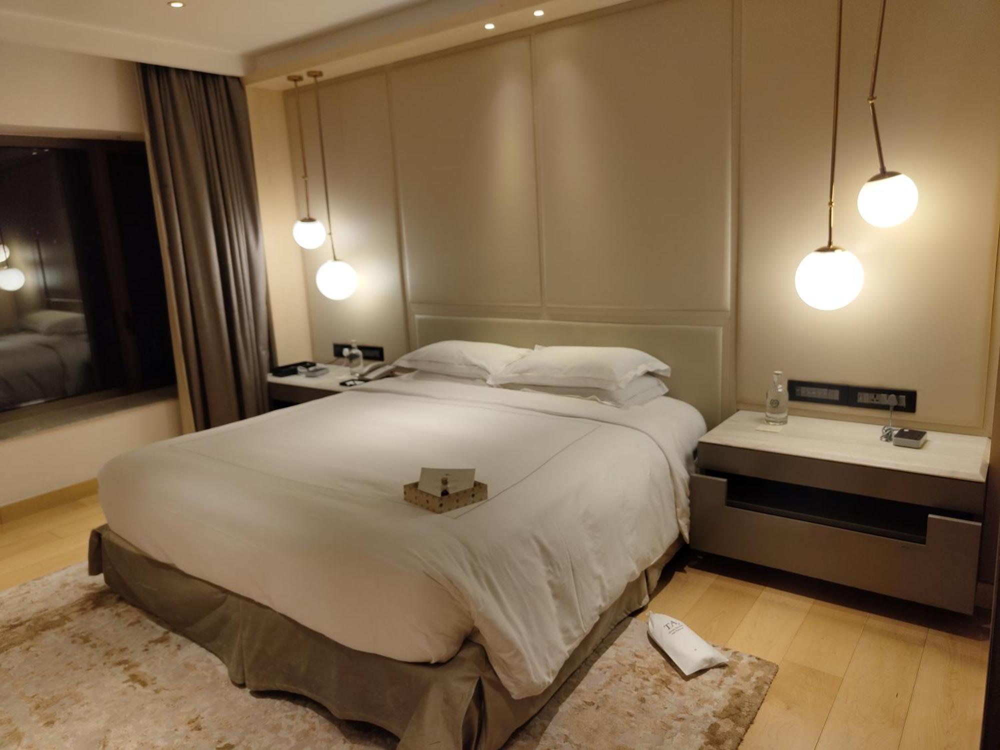 Hotel Taj Lands End Bombay Exterior foto A bedroom at the hotel