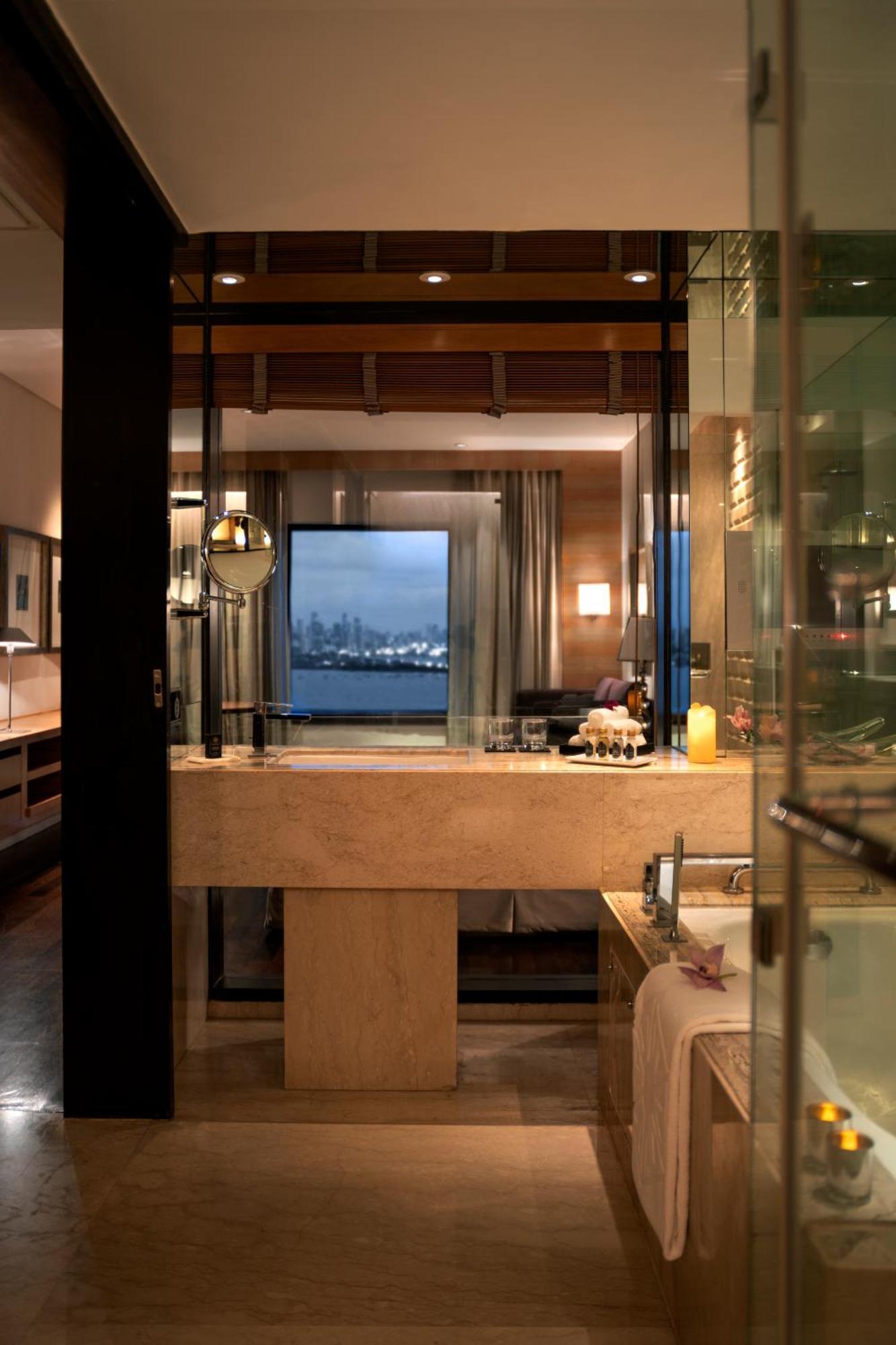 Hotel Taj Lands End Bombay Exterior foto A bathroom at the Mandarin Oriental, Hong Kong