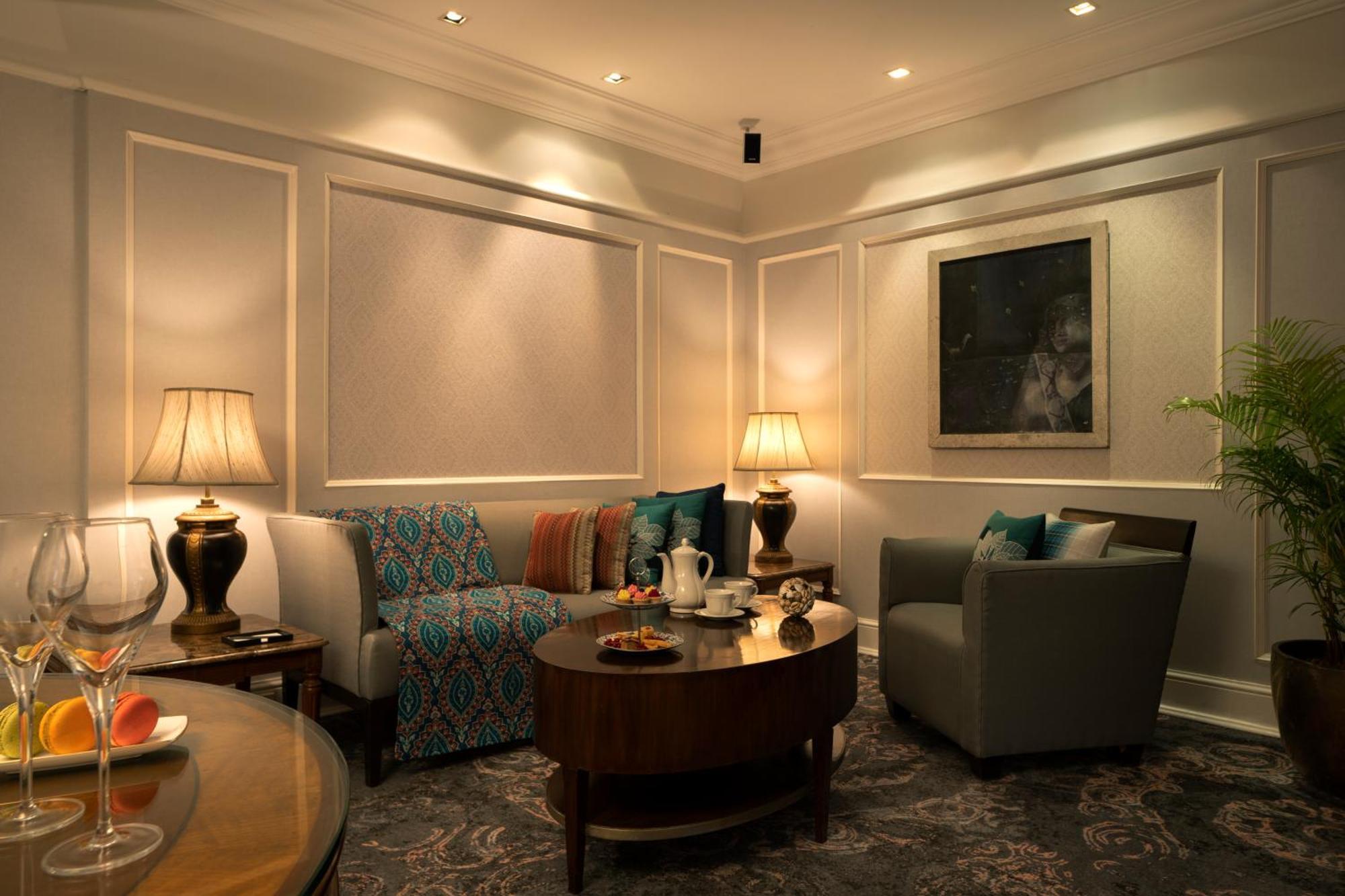 Hotel Taj Lands End Bombay Exterior foto A living room with indirect lighting