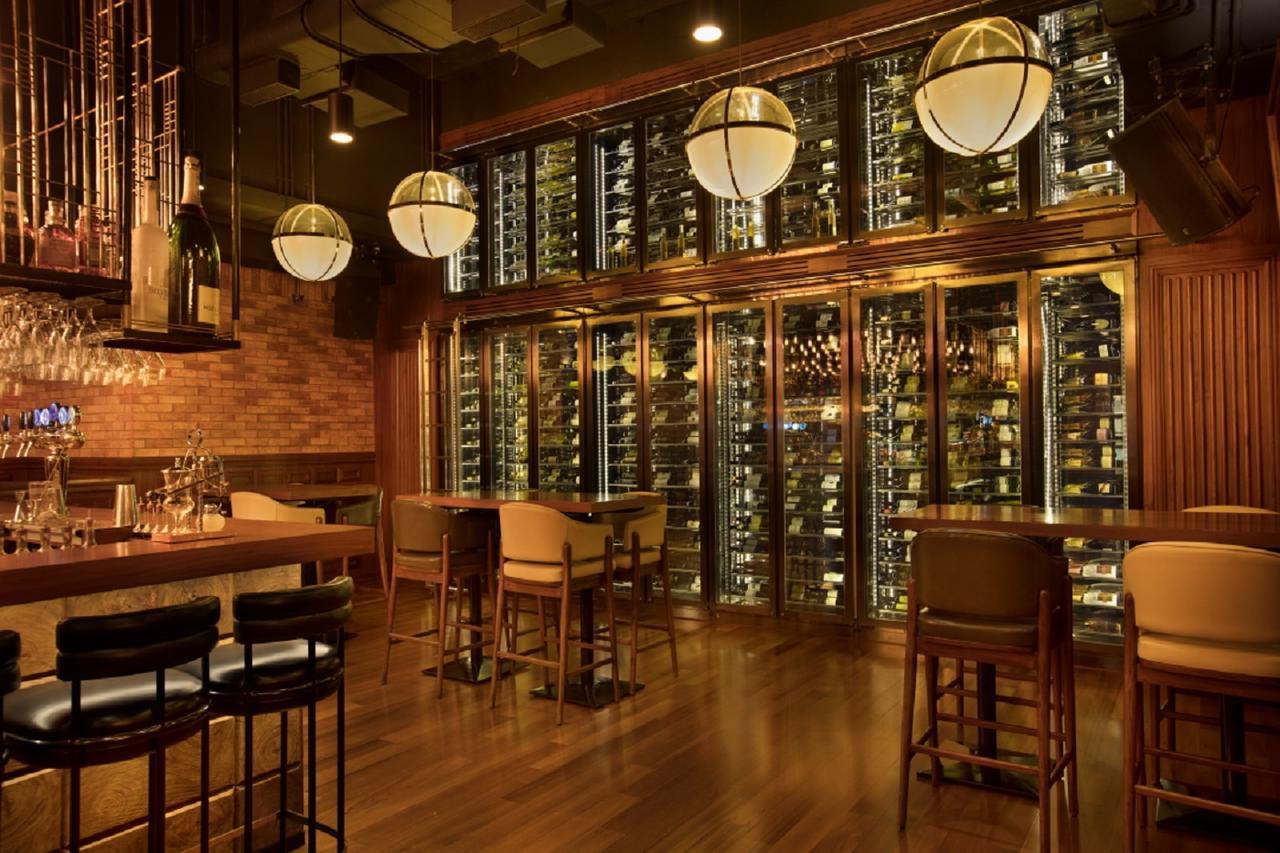 Hotel Taj Lands End Bombay Exterior foto The wine bar at the Mandarin Oriental, Hong Kong