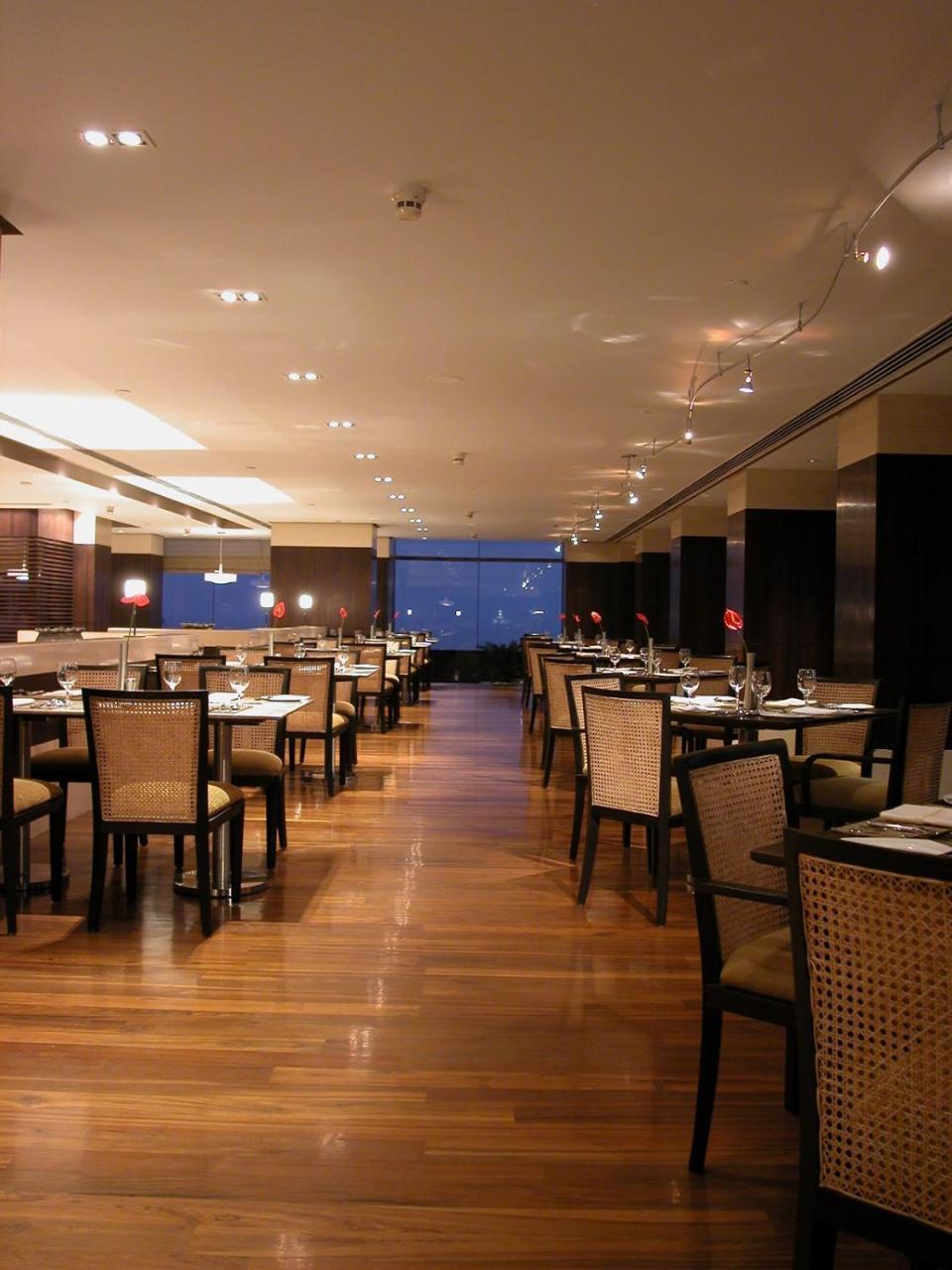 Hotel Taj Lands End Bombay Exterior foto The interior of the restaurant